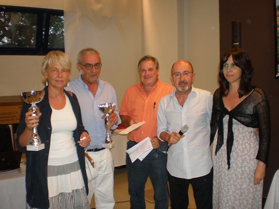 Subcampeones-Ana-Vilella-Moises-Assayag-entrega-el-premio-Angie-Bach